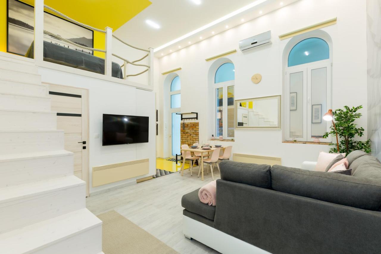 Pastel Paradise With A Ray Of Sunshine Апартаменти